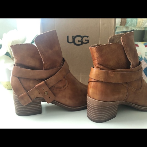 UGG~ ELORA Leather Short Boots - Picture 4 of 12